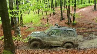 Mitsubishi Pajero 30 V6 manual off road [upl. by Eberta]