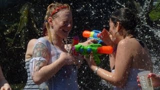 Berliner SplashMob Die Wasserschlacht am Alexanderplatz  DER SPIEGEL [upl. by Qiratla158]