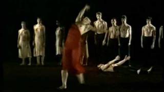 4 Chorégraphie Pina Bausch 1975 L´Opéra Wuppertal Tanztheater Wuppertal L´Elue Malou Airaudo [upl. by Yeliac]