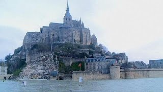 La quotmarea del secoloquotin Francia lo spettacolo a MontSt Michel e SaintMalo [upl. by Lasonde]