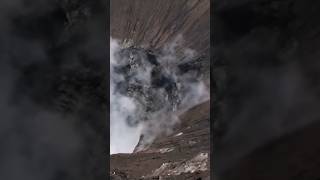 Ein Blick in den aktiven Vulkan Bromo Kraterrand Gunung Mount Bromoactive volcano Indonesia shorts [upl. by Adnohsad]