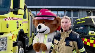 Brannbamsen Bjørnis og Anniken viser frem brannbilene på brannstasjonen 🐻🚒 [upl. by Armitage593]