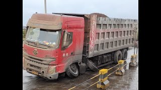 Truck fail compilation【E21】dangerous to driving a overloaded truckfeel sad for trucks [upl. by Eecrad54]