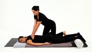 How to Give a Spinal Massage  Shiatsu Massage [upl. by Arayk690]