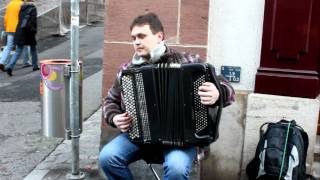 Tocata y fuga de Bach en Acordeon  Artista callejero en Basel [upl. by Morita183]