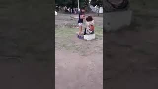 Una mujer es golpeada por su hija de 10 años en una plaza [upl. by Bertram325]