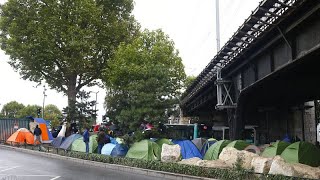 JO Paris 2024  près de 400 migrants africains évacués des quais de Seine [upl. by Noella]