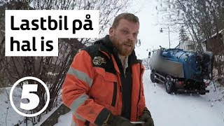 Vägens hjältar  Dramatiskt när bil åker baklänges på hal väg  discovery Sverige [upl. by Ahsaela]