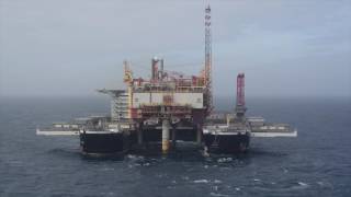 Maior navio do mundo retira plataforma do mar Pioneering Spirit [upl. by Nowahs]