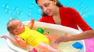 🧼 Prima BĂIȚĂ a MihaeleiAndreea 👶 în noua cădiță a bebelușului 🛁 [upl. by Bamberger]