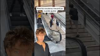 Para las escaleras mecánicas usando sus pies cc theblondejo [upl. by Eclud189]