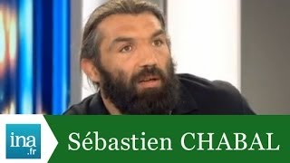 Sébastien Chabal quotnos arbitres ne sont pas prosquot  Archive INA [upl. by Jaclyn793]