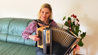 Die lustige Claudia spielt die LAUSBUAM POLKA auf ihrer Steirischen Harmonika [upl. by Ellehsad]