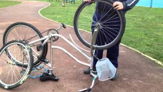 Changer une roue de vélo  Réparer velo simplement [upl. by Nnadroj]