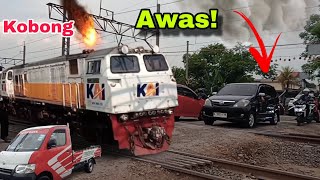 LOCOMOTIVE KEREN❗️Perlintasan Kereta Api  Kereta Api Panjang  Kereta Api Indonesia [upl. by Torry]