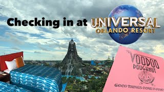 Checking in at Universal Orlando  Mini Vlog Orlando 2018 [upl. by Ruzich]