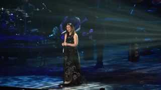 Laura Pausini canta quotDove resto solo ioquot e quotLimpidoquot al concerto di Milano del 161213 [upl. by Tavia]