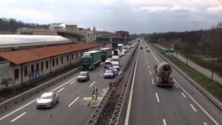 Incidente in autostrada auto finisce contro un guardrail [upl. by Hobart232]