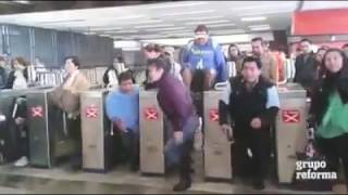 ESTO ESTA PASANDO EN EL METRO POR EL GASOLINAZO RENUNCIA PEÑA NIETO [upl. by Yung]