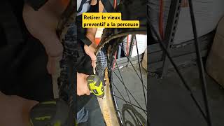 Décoller du vieux préventif dun pneu de vtt à la perceuse ça fonctionne et cest satisfaisant [upl. by Ytsirk]