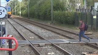 Levensgevaarlijk Idioten klimmen over spoorbomen heen vlak voor aanstormende trein langs [upl. by Seigler474]