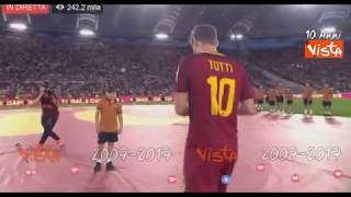 Totti si toglie la fascia di Capitano della Roma e la regala a un bimbo [upl. by Durwood634]