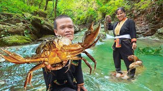 Dwarf Family Primitive Life Takes Daughter to School and Catches Giant Mountain Crab [upl. by Ahsa]