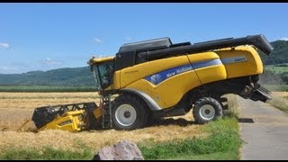 Mähdrescher New Holland CX 8070 bei der Gerstenerntegigantic machine [upl. by Nelra726]