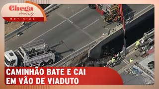 Caminhão bate em barreira e cai em vão da rodovia Dutra em SP  Chega Mais Notícias 120924 [upl. by Nahgam459]