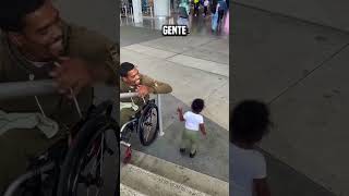 niño empuja a su padre por las escaleras😮 shortsvideo [upl. by Nylad]