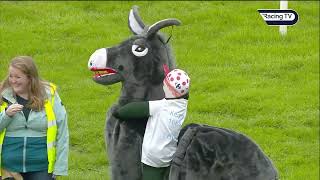 HILARIOUS 🤣 Watch this epic renewal of the Mascot Gold Cup at Wetherby [upl. by Belac]