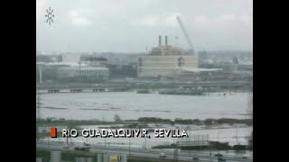 El río Guadalquivir se desborda de su cauce a su paso por Sevilla 1996  Inundaciones en Andalucía [upl. by Reinnej809]