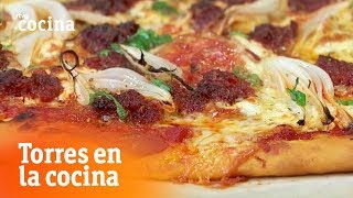 Cómo hacer Pizza de sobrasada y miel  Torres en la Cocina  RTVE Cocina [upl. by Jennette890]