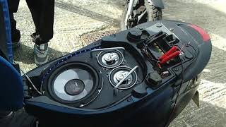 Piaggio Zip mopedscooter sound system 8 inch subwoofer big bass [upl. by Eelahc]