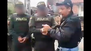 Dos policías acusados de extorsionar a comerciantes fueron capturados en Medellín [upl. by Raddatz807]