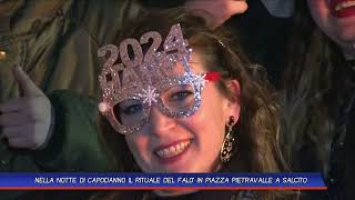 NELLA NOTTE DI CAPODANNO IL RITUALE DEL FALO IN PIAZZA PIETRAVALLE A SALCITO [upl. by Bridie]