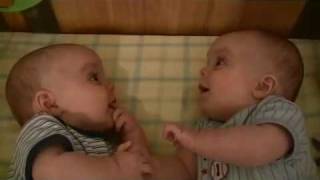 توأم اطفال ذكور ضاحك على بعضهم Twin Baby Boys Laughing [upl. by Walrath]