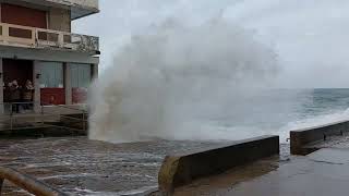 Grandes marées SaintMalo Jeudi 23 Mars 2023  coefficient 110  huge waves  high tides [upl. by Ihcelek]