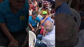 Humor🇭🇳😂🤣 Le salió guaya a Papi a la Orden por andar besando a señoras en campaña política [upl. by Eeliab955]