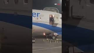 Stewardess asks for help closing airplanes door rrair cabincrew [upl. by Elag596]