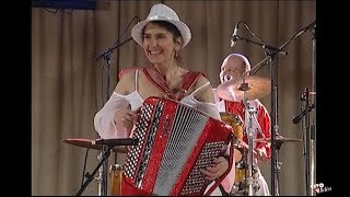 Des Portugaises à Sablé par Angélique et ses musicos [upl. by Orrin351]