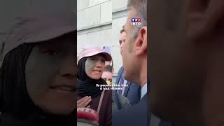 Emmanuel Macron interpellé sur Gaza par des manifestants à Montréal ce jeudi [upl. by Nahtannoj51]