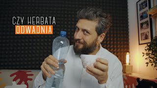 Czy herbata odwadnia czy nawadnia  Czajnikowypl [upl. by Aknaib]