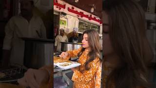 کنزا ہاشمی ڈھابے پر کھانا کھاتے ہوئے Kinza Hshmis viral video from LahoreKinza Hashmi [upl. by Sherrill329]