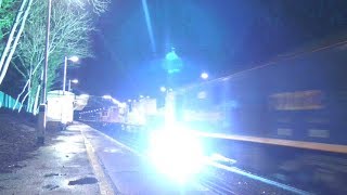 73212 creates massive sparks at Woldingham 3Y90 16122017 [upl. by Oinotnanauj]