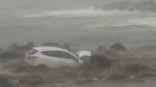 Alluvione nel Catanese a Riposto lacqua spinge lauto in mare automobilista salvo per miracolo [upl. by Sholem]