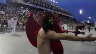 Jesús es arrastrado por Satanás en el Carnaval de Brasil [upl. by Jehias]