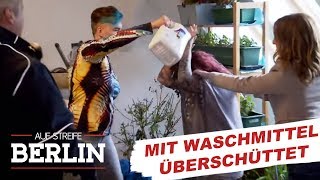 Streit eskaliert Frauen überschütten sich mit Waschmittel  Auf Streife  Berlin  SAT1 TV [upl. by Enilegnave]