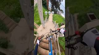 QUE LOCURA ESTAS ESCALERAS 🫨🫨🥵 mtb enduromtb downhill peligro [upl. by Doowyah861]