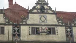 Glockenspiel im RathausGiebel vom historischen Rathaus in Hann Münden [upl. by Yajeet598]